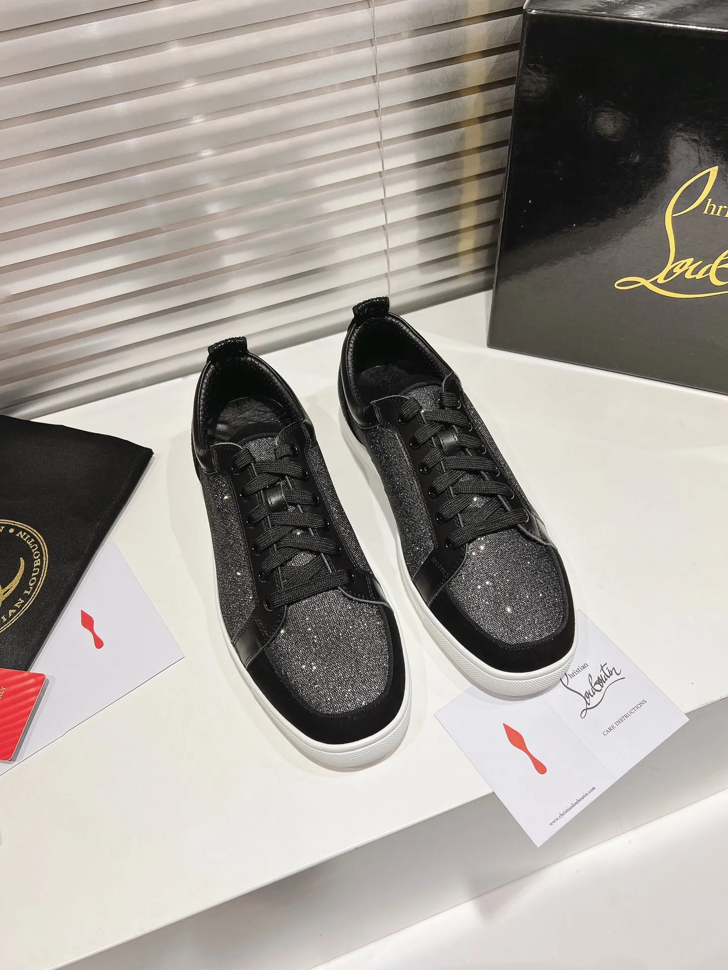 👟👟Ex-factory price 660👟👟 ╔Low-cut color matching model╗ ·Top version customization·2024𝐬𝐬 𝑪𝒉𝒓𝒊𝒔𝒕𝒊𝒂𝒏 𝑳𝒐𝒖𝒃𝒐𝒖𝒕𝒊𝒏 ▪️No matter the last shape, fabric, diamonds, nails, lining, outsole, it is as close as possible to ZP... ▪️The original sole is specially provided by the original factory ▪️The lining is imported water-dyed cowhide ▪️Private customization time is about 3-7 days —————— Size: Women's 35M-41M Men's 38M-48M